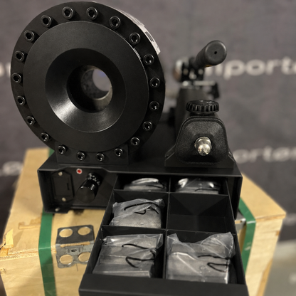 Hydraulisk slangpress med 150 tons presskraft och manuell hydraulpump från VARINIS.