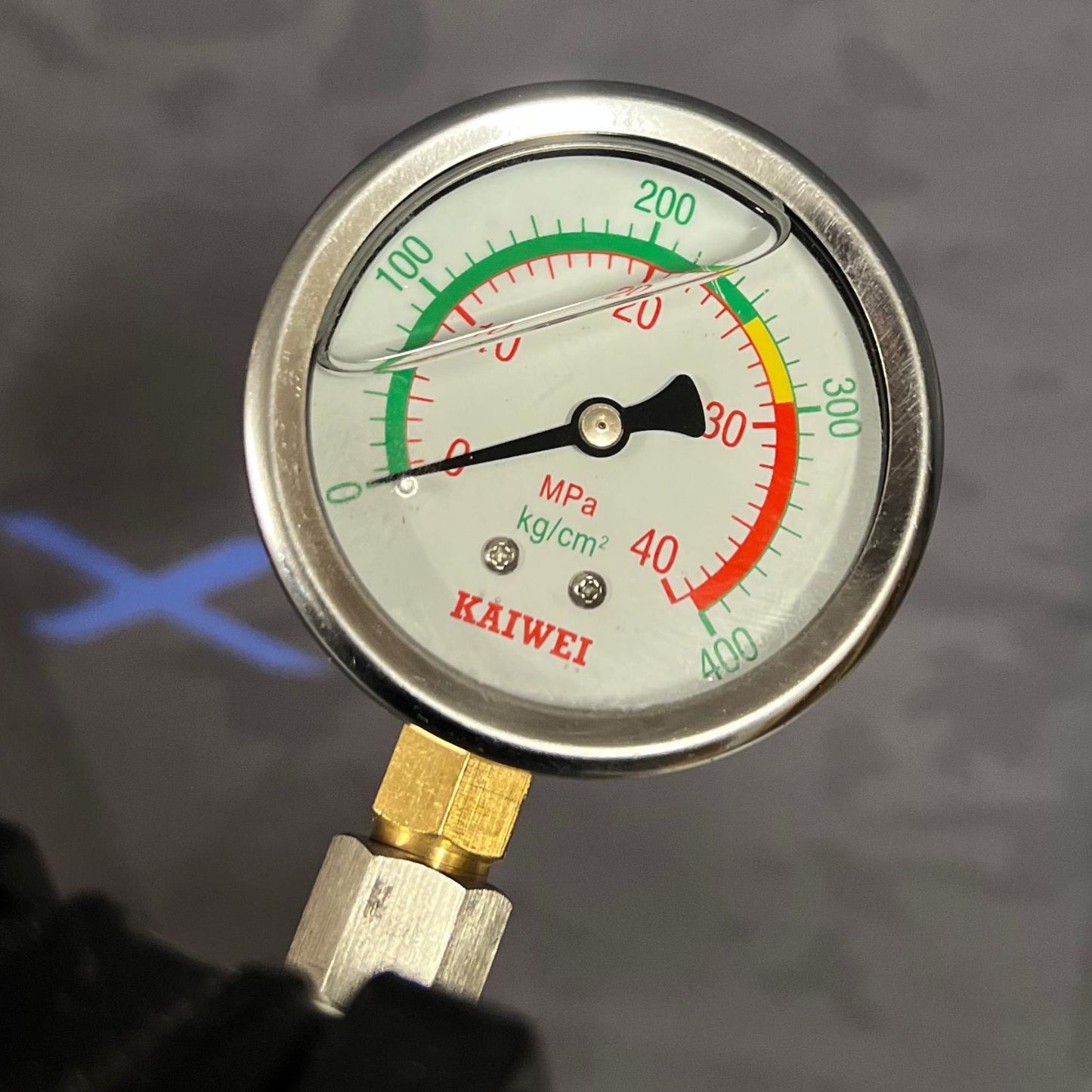 Manuell hydraulisk slangpress 150 ton i användning i verkstad