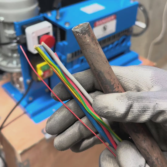 Video som visar hur GR-L1 Pro kabelskalningsmaskin används för snabb och säker kabelåtervinning