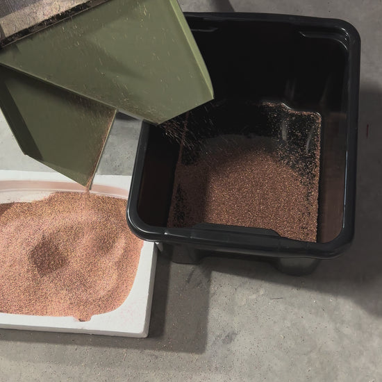 Video som visar Varinis GT-400 vibrerande bord i arbete efter kabelgranulator Terminator för effektiv separation av koppar och plast