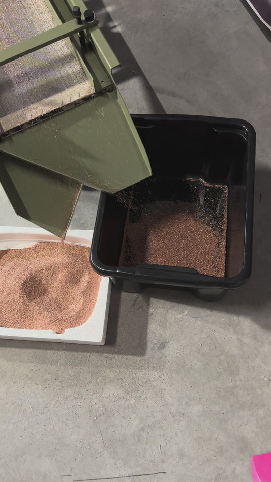 Video som visar Varinis GT-400 vibrerande bord i arbete efter kabelgranulator Terminator för effektiv separation av koppar och plast