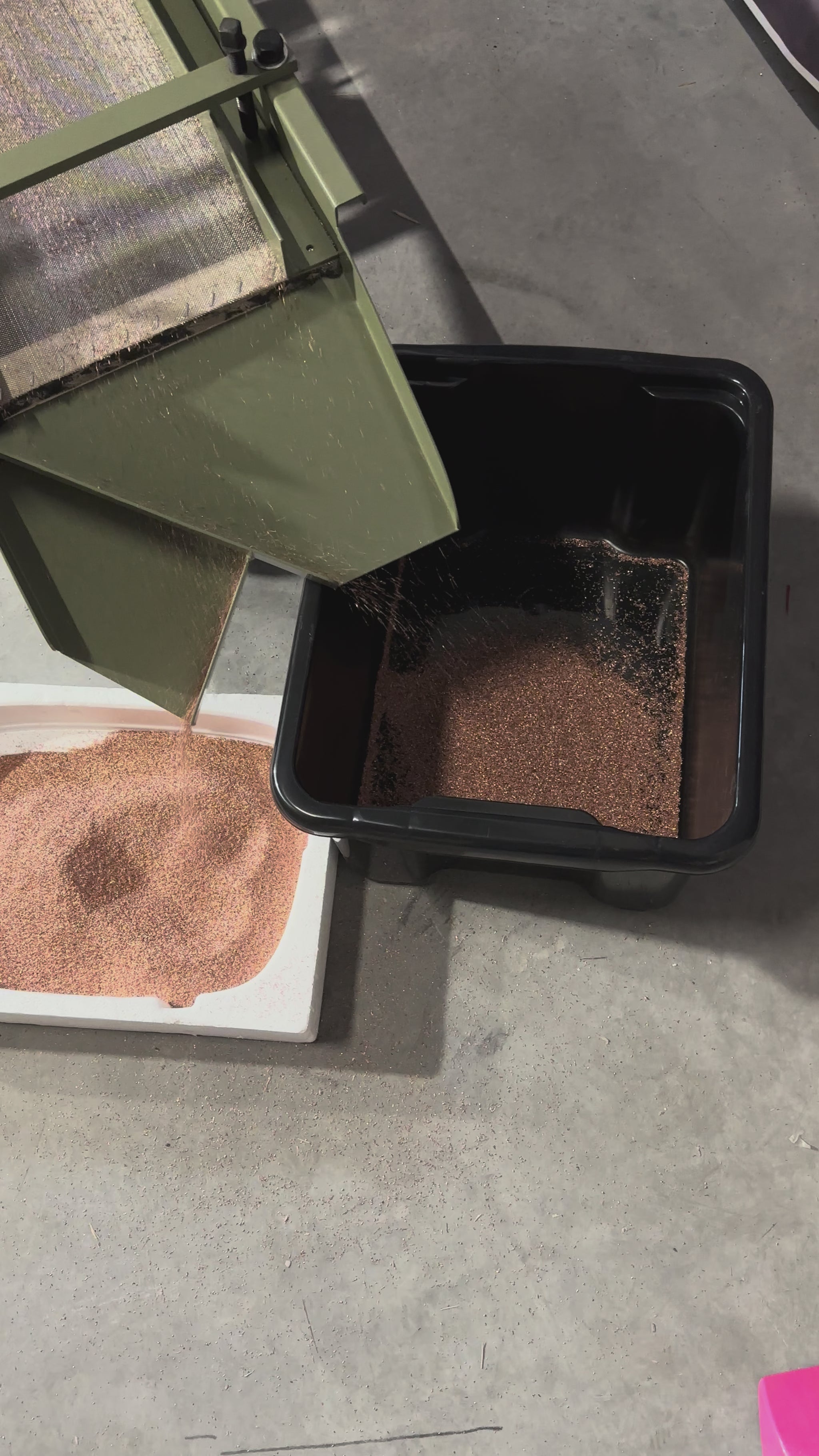 Video som visar Varinis GT-400 vibrerande bord i arbete efter kabelgranulator Terminator för effektiv separation av koppar och plast