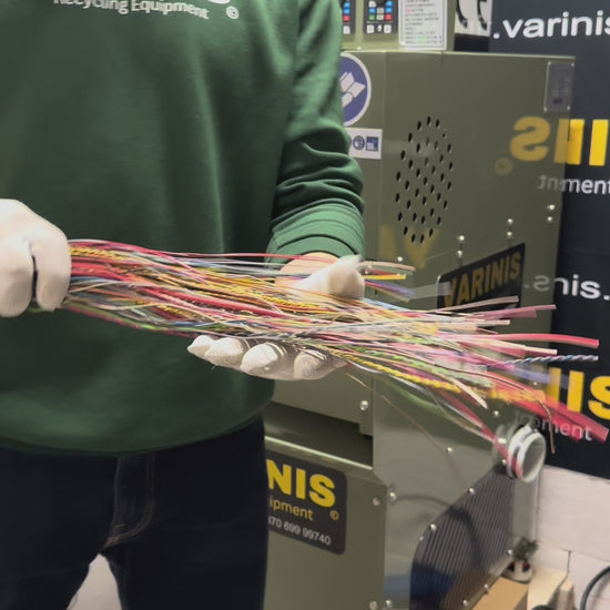 Video som visar GT-400 kabelgranulator i arbete med effektiv separation av koppar och aluminium från kabelisolering