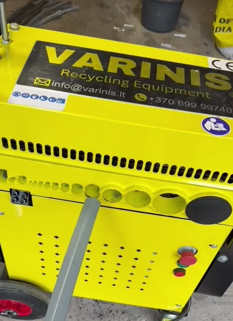 Video som visar King-76M kabelskalningsmaskin i arbete med mekanisk borttagning av isolering från stora koppar- och aluminiumkablar