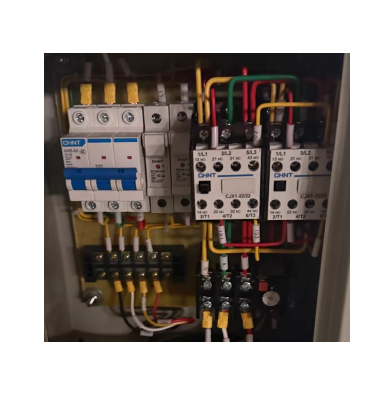 Elektriskt styrskåp och skyddskomponenter i VARINIS TITAN 120 PRO
