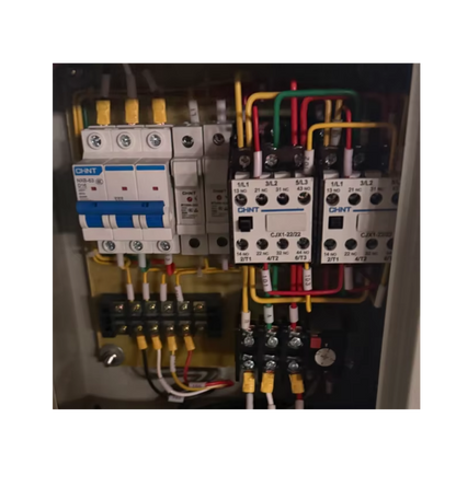 Elektriskt styrskåp och skyddskomponenter i VARINIS TITAN 120 PRO